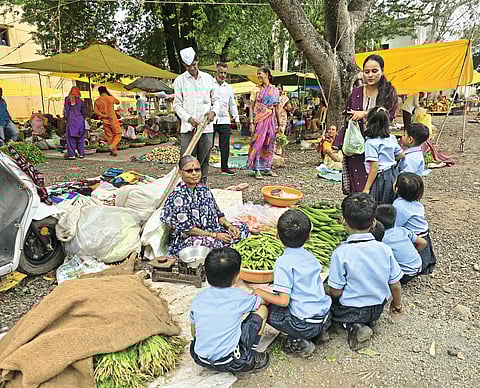 पारगावच्या विद्यार्थ्यांनी घेतली
दैनंदिन व्यवहाराची माहिती