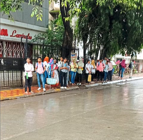 चिंचवडच्या चापेकर चौकात पीएमपीचे प्रवासी थेट पदपथावर