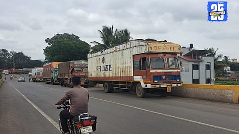 "Heavy vehicles parked illegally on Theur Phata flyover — citizens demand urgent action and fines."