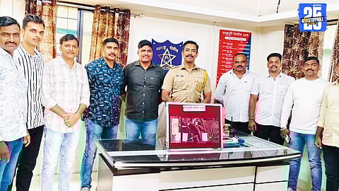 Shahupuri Police team with the recovered gold ornaments after arresting the woman involved in house burglary.