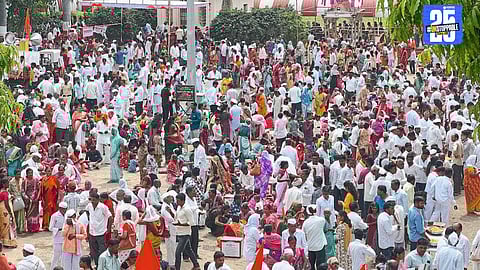 Devotees gathered in large numbers at Nevasa to seek Pais Khamb Darshan on Kamika Ekadashi; chants of Dnyanoba-Tukoba filled the air with devotion.