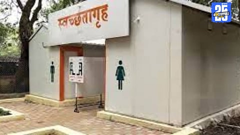 Proposed site for new public toilets in the city; citizens divided over location and execution.