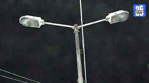 The dark stretch between Bombay Restaurant and Sangam Mahuli where 57 streetlights remain non-functional due to an electricity billing dispute.