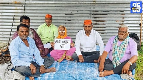 An elderly woman dam victim protesting at the Marathwadi bank, demanding compensation for rehabilitation.