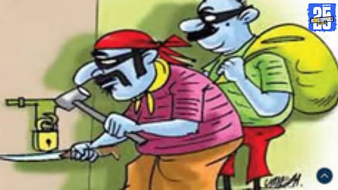 Scene from Belwade Haveli where thieves cut a truck’s roof and stole laptops worth lakhs.