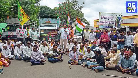Opposition party leaders join Prahar Sanghatana’s Chakka Jam protest in Phaltan, blocking the Pune-Pandharpur highway.