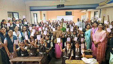 उदापूर, डिंगोरेतील शाळांमध्ये आरोग्य पुस्तिकांचे वितरण