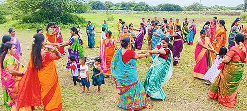 वाल्हे परिसरातील महिलांकडून वारूळाचे पूजन