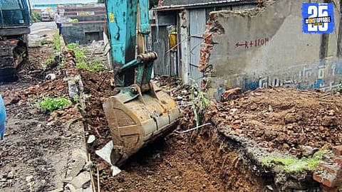 Karad civic team demolishes encroachments at Kolhapur Naka to clear the way for the new flyover project.