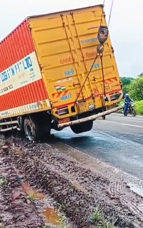 तळेगाव-चाकण महामार्गाची चिखलामुळे ‘फसगत’