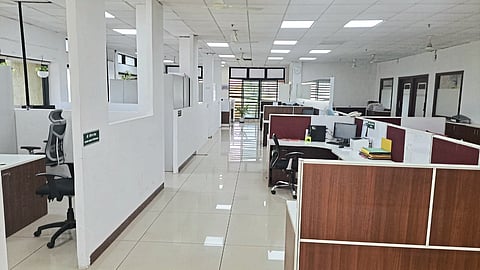 शांतता, पण काम सुरू आहे म्हणून नव्हे...