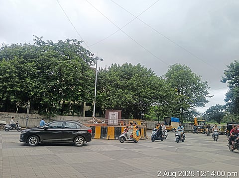 केवळ बेशिस्त वाहतूक अन् दुतर्फा पार्किंग