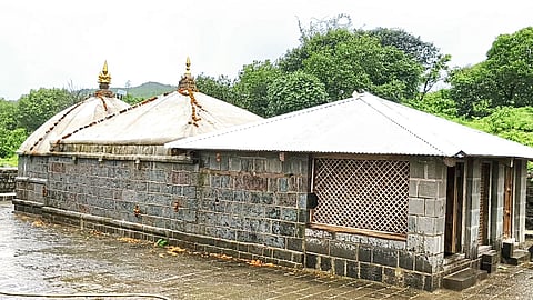 रायरेश्‍वरवरील पांडवकालीन मंदिर पर्यटकांचे आकर्षण