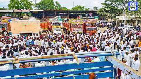 Tension at Ahilyanagar Market: Onion Auction Stopped Over Labour Rate Dispute