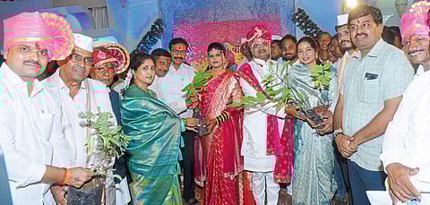 फळझाडांची रोपे देऊन पाहुण्यांचे स्वागत