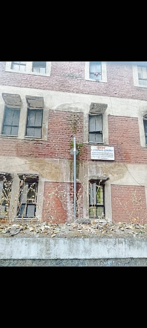 म्हाडाची इमारत मोडकळीस; पुनर्विकासासंदर्भात महापालिकेकडून टाळाटाळ
रहिवाशांचा जीव धोक्यात