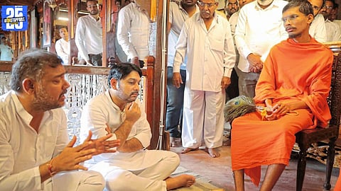 MLA Vishwajeet Kadam and MP Vishal Patil in conversation with Bhattarakas during the Mahadevi padyatra at Nandani.”