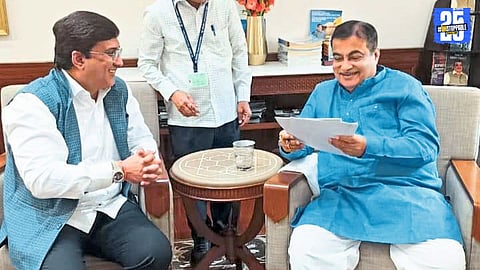 “MP Dhananjay Mahadik discusses Sankeshwar and Ajara bypass road proposal with Union Minister Nitin Gadkari.”