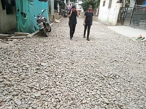 चिखलीतील रस्त्यांवर 
खडीमुळे अपघातांत वाढ