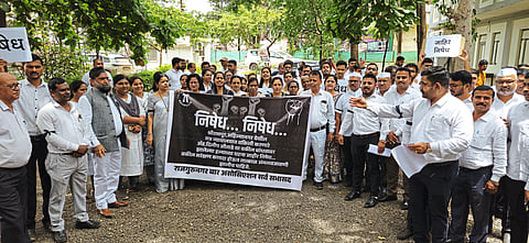 श्रीरामपूर हल्ल्याच्या निषेधार्थ
राजगुरुनगरला वकिलांचा मोर्चा