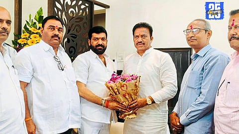 Shashikant Shinde addressing party leaders, urging them to give their all for upcoming civic polls.