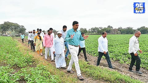 Tehsildar Shinde mediating between farmers to resolve the road dispute in Manjarsumba village.