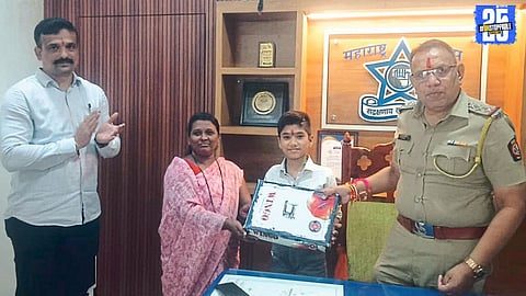 Soham from Karad returns a lost mobile phone; police appreciate his honesty.