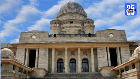 Maharashtra vehicle owners queue up for HSRP number plate installation ahead of 15 August deadline.