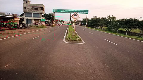 बावडा येथील महामार्गावर गतिरोधक बसवा