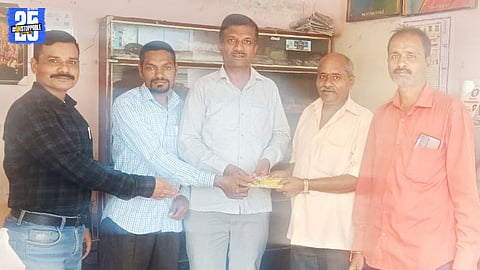 Vendor association members in Andori helping newspaper seller Rajendra Dagade during illness."