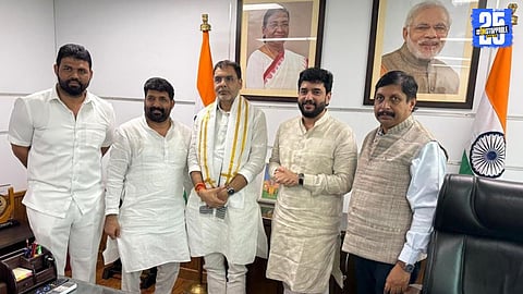 MP Dhairyasheel Mohite-Patil meeting Minister Murlidhar Mohol to demand Solapur–Mumbai–Delhi flight service.