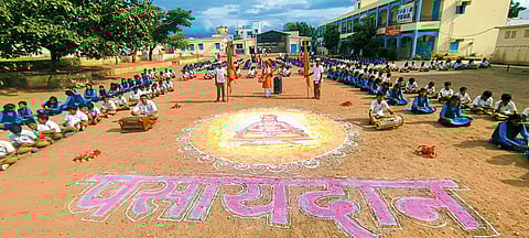 वाल्ह्यात रांगोळी, फुलांची सजावट