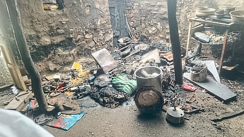 गॅस सिलिंडर गळतीने
जवळे येथे घराला आग