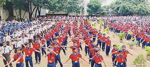 शाळा, महाविद्यालये, संस्थांमध्ये ध्वजवंदन उत्साहात