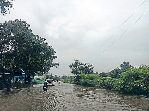 तारापूर औद्योगिक वसाहतीतील रस्त्यावर महापूर