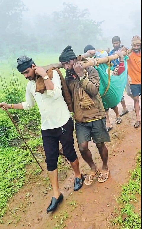 उपचारासाठी तीन किलोमीटर झोळीतून पायपीट