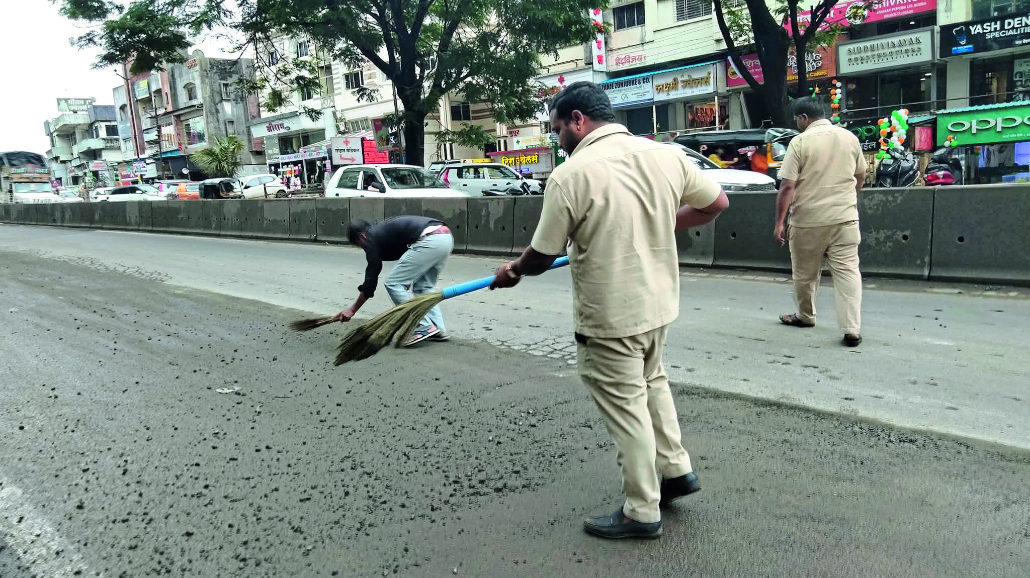 झाडतोय रिक्षावालाss गं वाट माझी झाडतोय रिक्षावालाss!