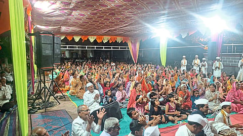 गलांडवाडीत कीर्तनसेवेनिमित्त जेवणावळी