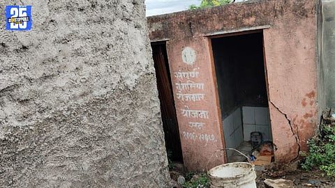 बिवरी (ता. हवेली) येथील सार्वजनिक स्वच्छतागृहाची झालेली दुरवस्था.