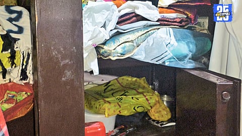 Knife-point robbery in Taradal: Gold and valuables worth ₹6 lakh looted from two homes."