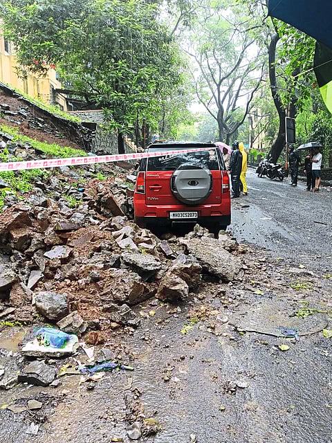 संरक्षक भिंत कोसळल्याने कारचे नुकसान