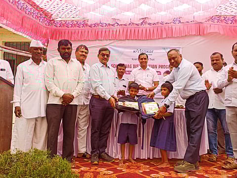 जेजुरीतील विद्यार्थ्यांना
दप्तरे व वह्या वाटप
