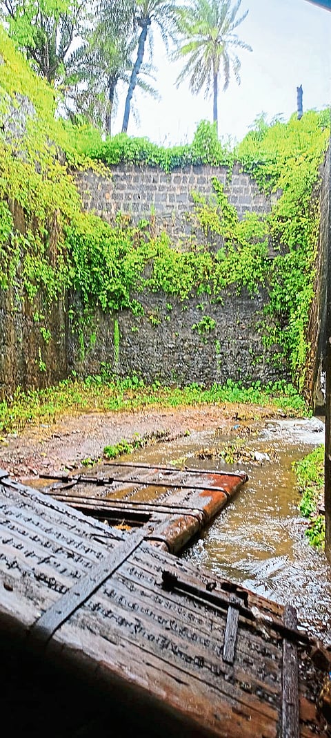 वसई किल्ल्याचा सागरी दरवाजा निखळला
