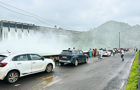 डिंभे धरणातून पाणी सोडल्याने पर्यटकांची वर्दळ