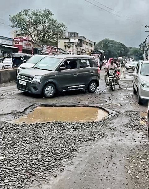 रस्त्याच्या मधोमध आणि बाजूलाही खड्डे
