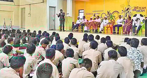 ओतूरच्या चैतन्य विद्यालयात 
दहावीच्या विद्यार्थ्यांना मार्गदर्शन