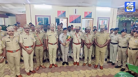 Deputy Commissioner of Police felicitating Loni Kalbhor Constable Lalita Kanawade for her commendable service.