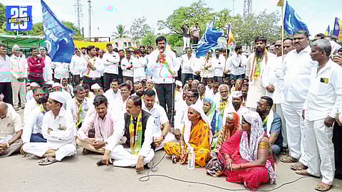 Shevgaon–Newasa State Highway blocked by VBA’s Rasta Roko protest; withdrawn after govt assurance.