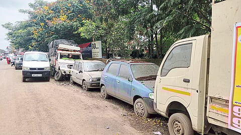 सासडवडच्या पोलिस ठाण्यासमोरील
​निरुपयोगी वाहनांची विल्हेवाट लावा
