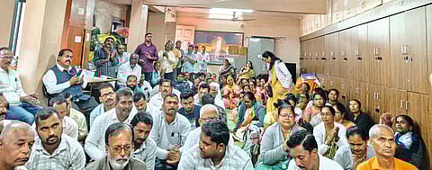 सार्वजनिक ठिकाणी कचरा टाकणाऱ्यांवर कारवाई